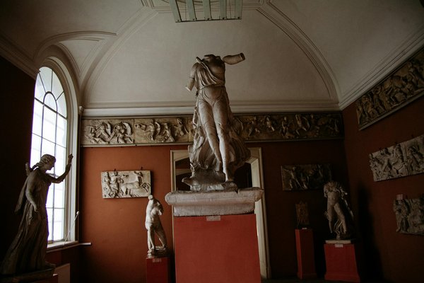 Comment planifier une randonnée culturelle pour découvrir les fresques murales de votre ville?