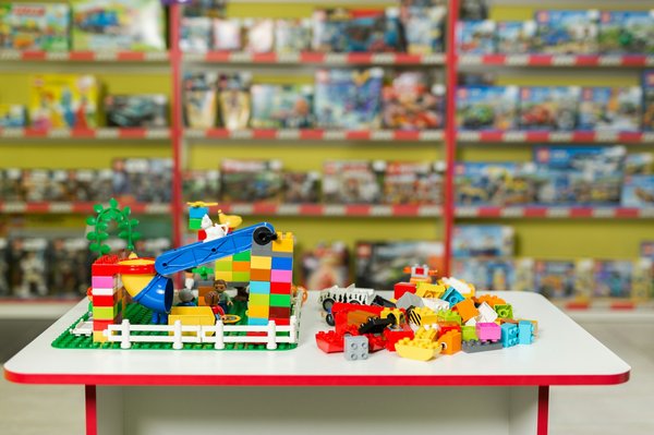 Découvrez la boutique spécialisée de jeux et outils adaptés au développement des enfants